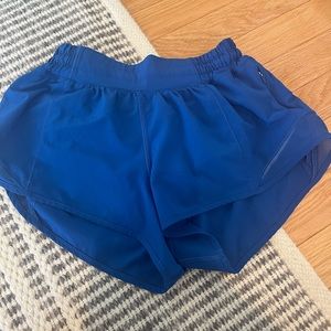 Lululemon hotty hot low rise 2.5 inch shorts